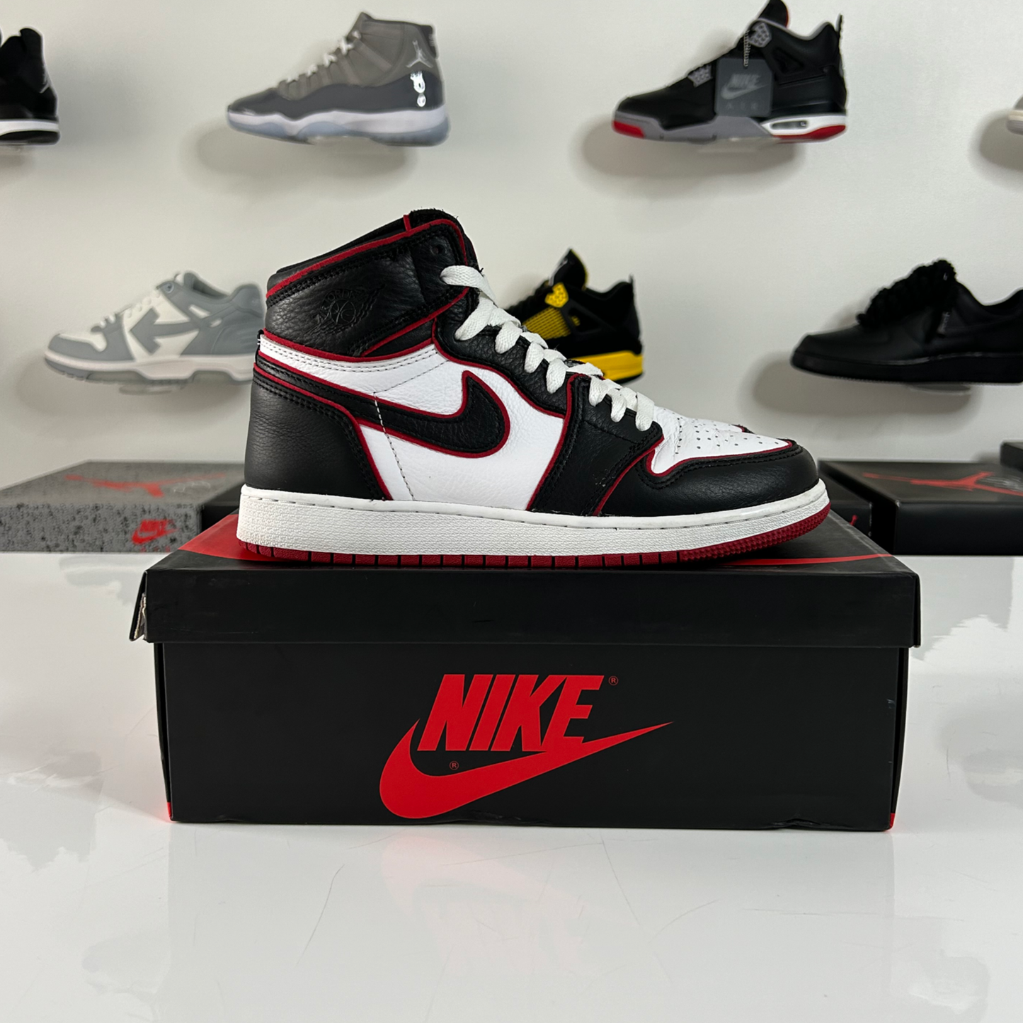 Air Jordan 1 Retro High 'Bloodline' UK 5.5