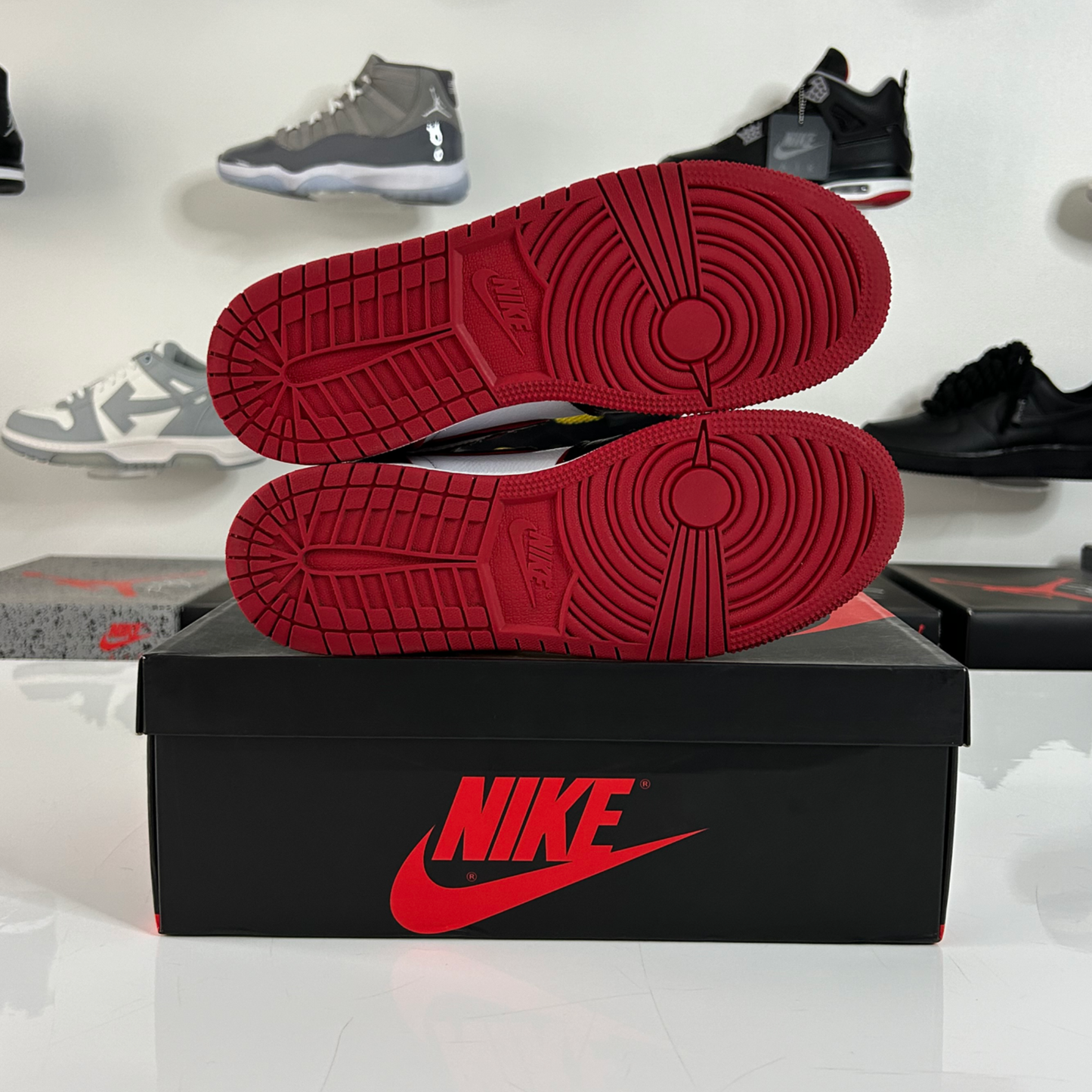 Air Jordan 1 Retro High 'Bloodline' UK 5.5